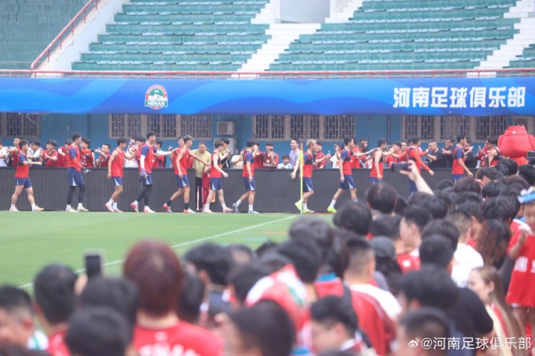 河南队间歇期开放日:数百球迷烈日观训 球员主动签名合影 河南队间歇期开放日:数百球迷烈日观训 球员主动签名合影