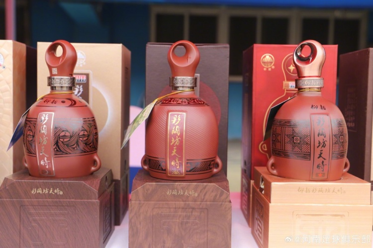 河南队间歇期开放日:数百球迷烈日观训 球员主动签名合影 河南队间歇期开放日:数百球迷烈日观训 球员主动签名合影