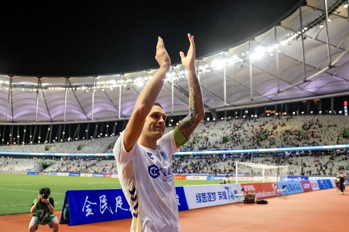 杜加利奇赛后谢场：重逢无须言语，掌声已作答