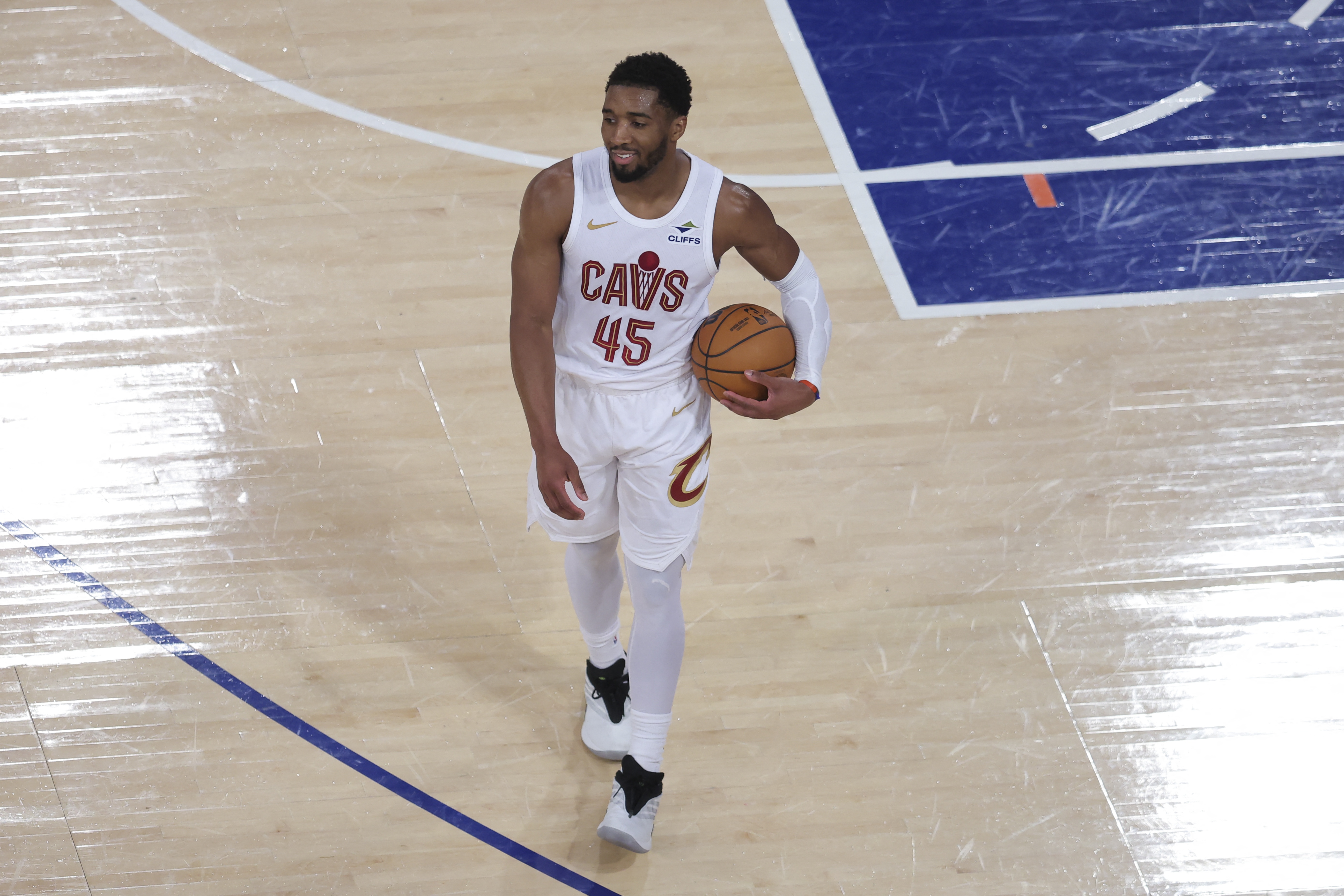 NBA新赛季15大溢价合同：恩比德居首，特雷·杨次之