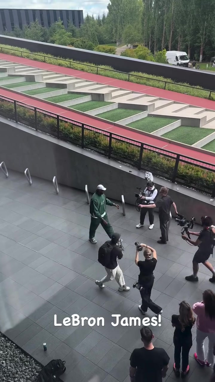 詹姆斯造访耐克总部发表演讲 称加盟76人因想‘不安逸’ 詹姆斯造访耐克总部发表演讲 称加盟76人因想‘不安逸’