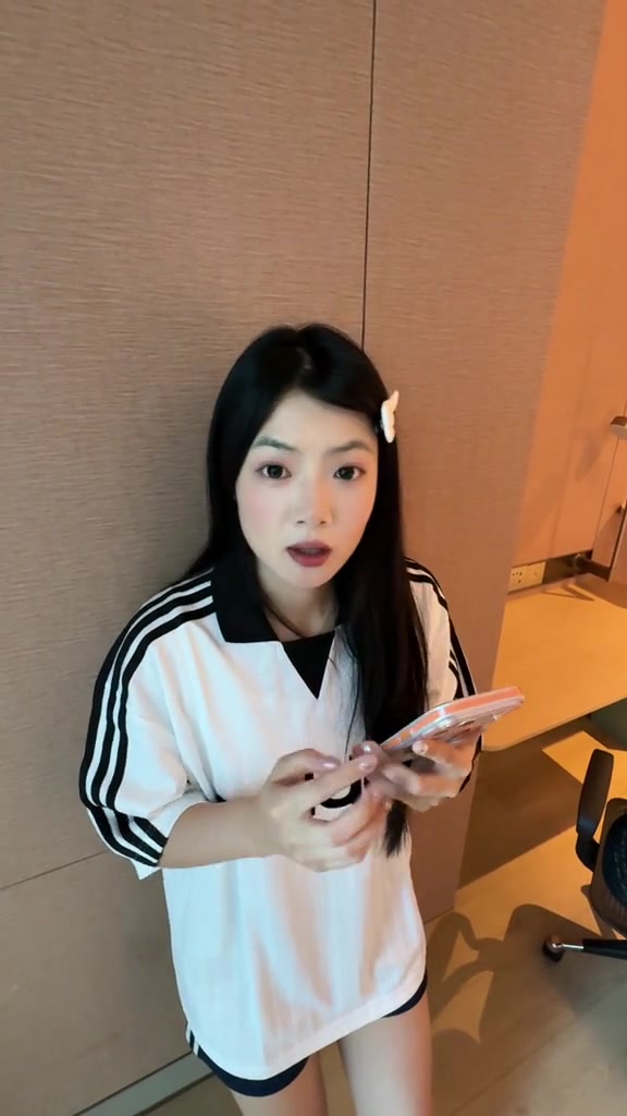 城会玩!哎哟薇COS了个篮筐 杰伦·威廉姆斯配合地完成了“暴扣”