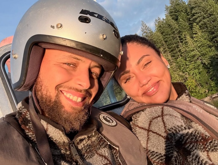 休闲时光!库里社媒晒与妻子阿耶莎在加拿大旅游的动态