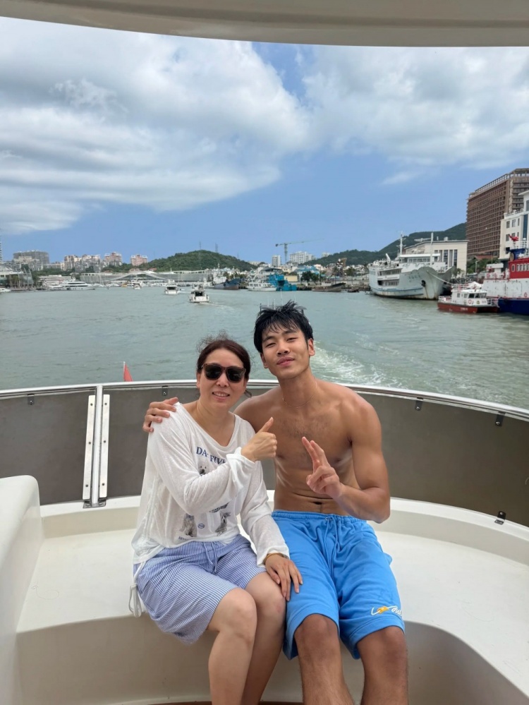 付出就有回报！张博源更新训练动态 身体肉眼可见强壮了不少