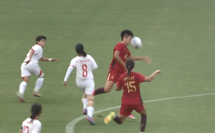 比赛第40分钟，张程雪防守时抬手打到皮球，裁判向其出示一张黄牌