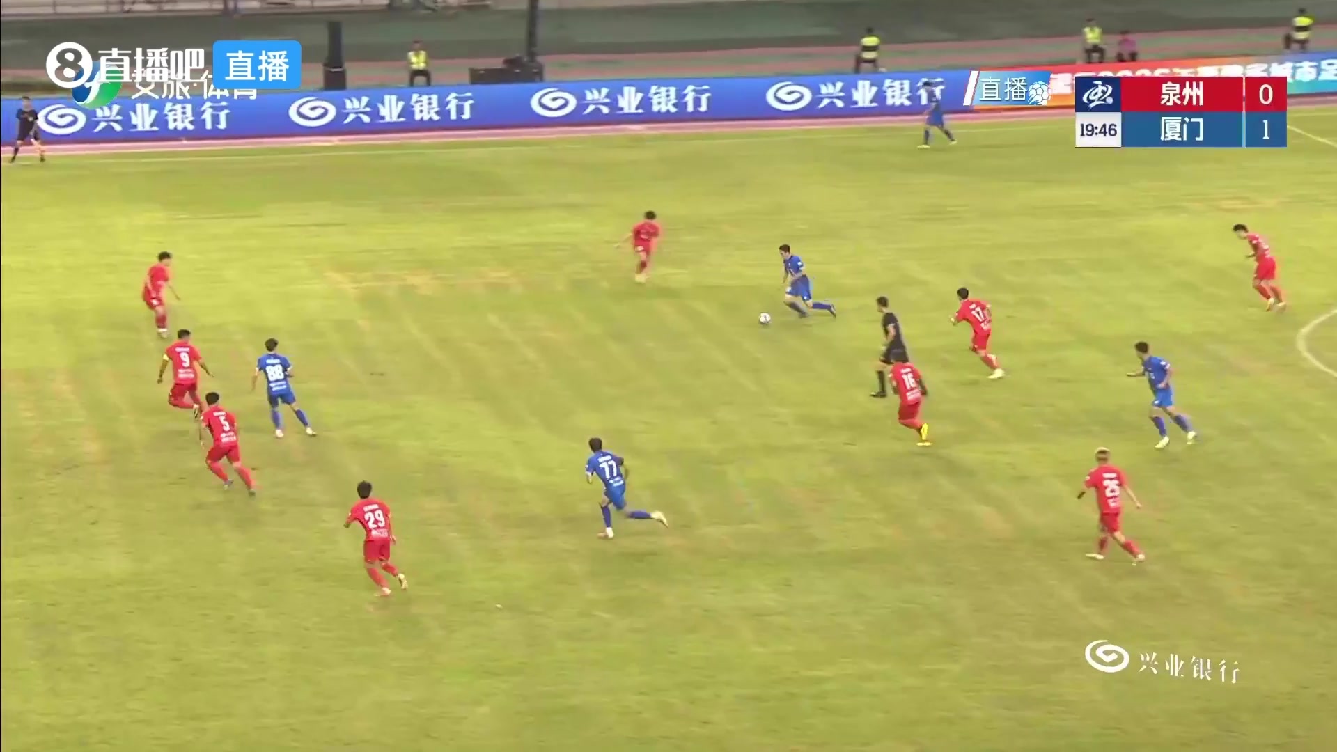 再进一球！厦门队利用泉州队防守空间过大，禁区外中射得手
